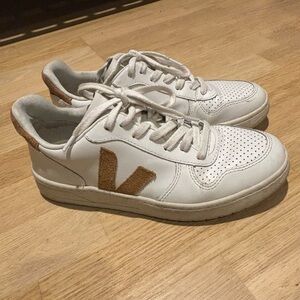 Veja V10 Size 39 (Size 8) White and Tan Sneakers